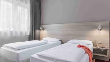 Schreibtisch, schallisolierte Zimmer, Zustellbetten, kostenloses WLAN