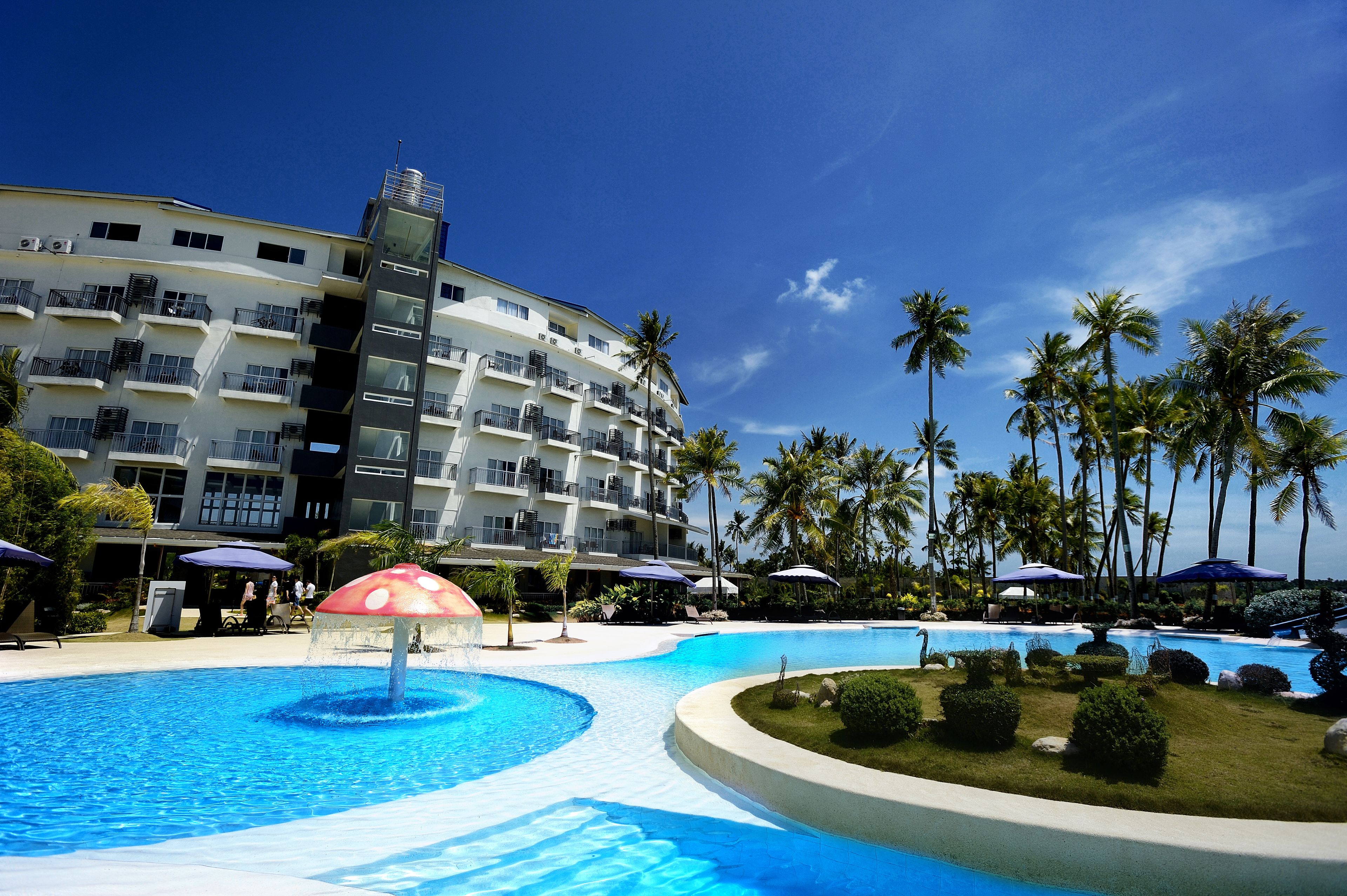 Kolam renang outdoor, dengan cabana gratis dan payung kolam renang