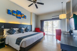 Phòng Suite, 1 giường cỡ king, không hút thuốc | Bộ đồ giường cao cấp, minibar, két bảo mật tại phòng, bàn 