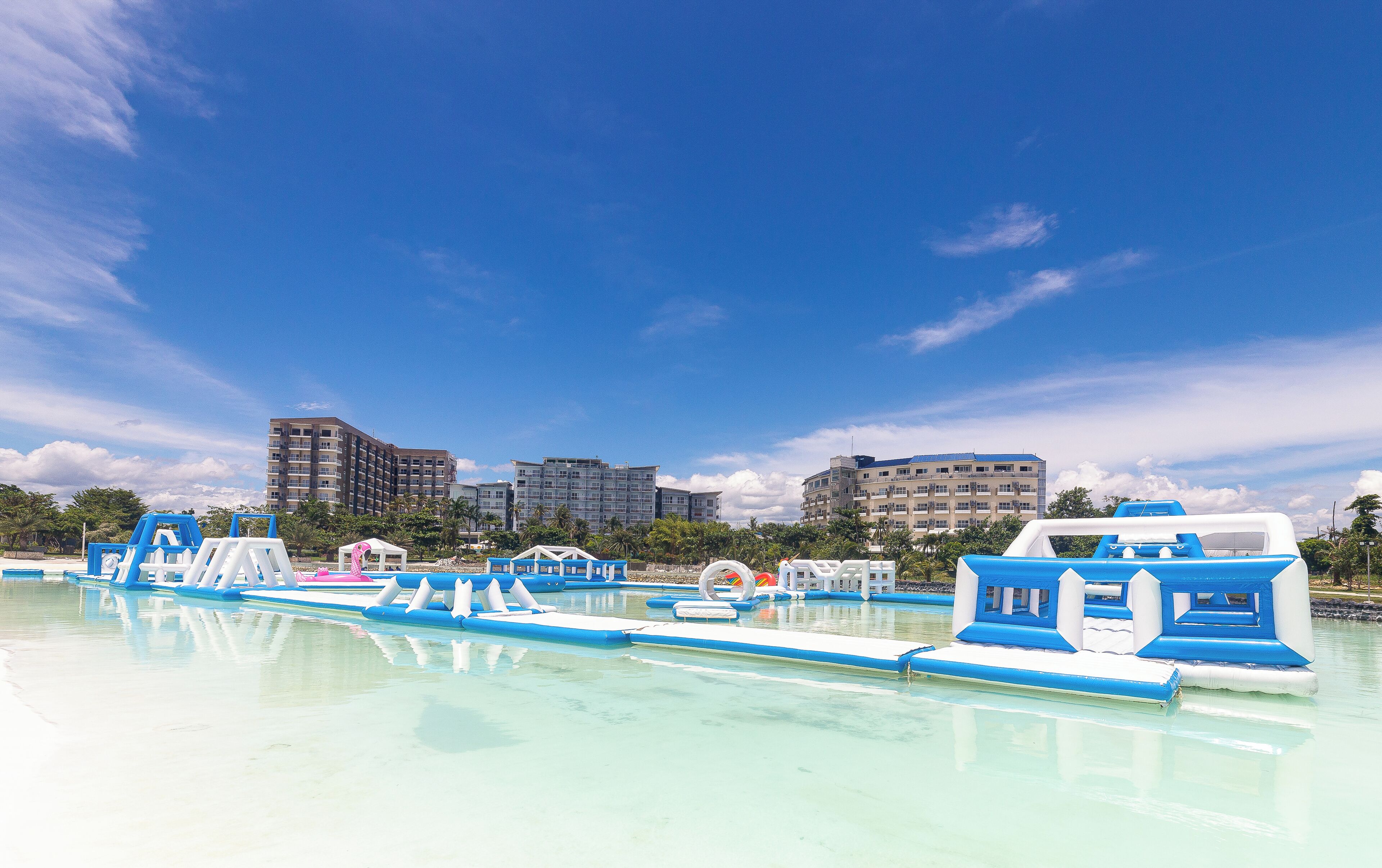 Una piscina al aire libre, cabañas de piscina gratuitas, sombrillas