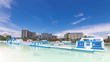 Una piscina al aire libre, cabañas de piscina gratuitas, sombrillas