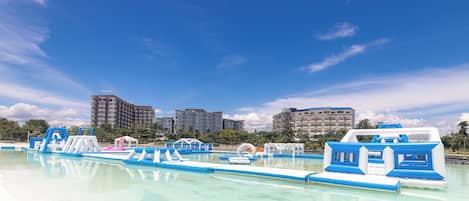 Alberca al aire libre y camas balinesas gratuitas