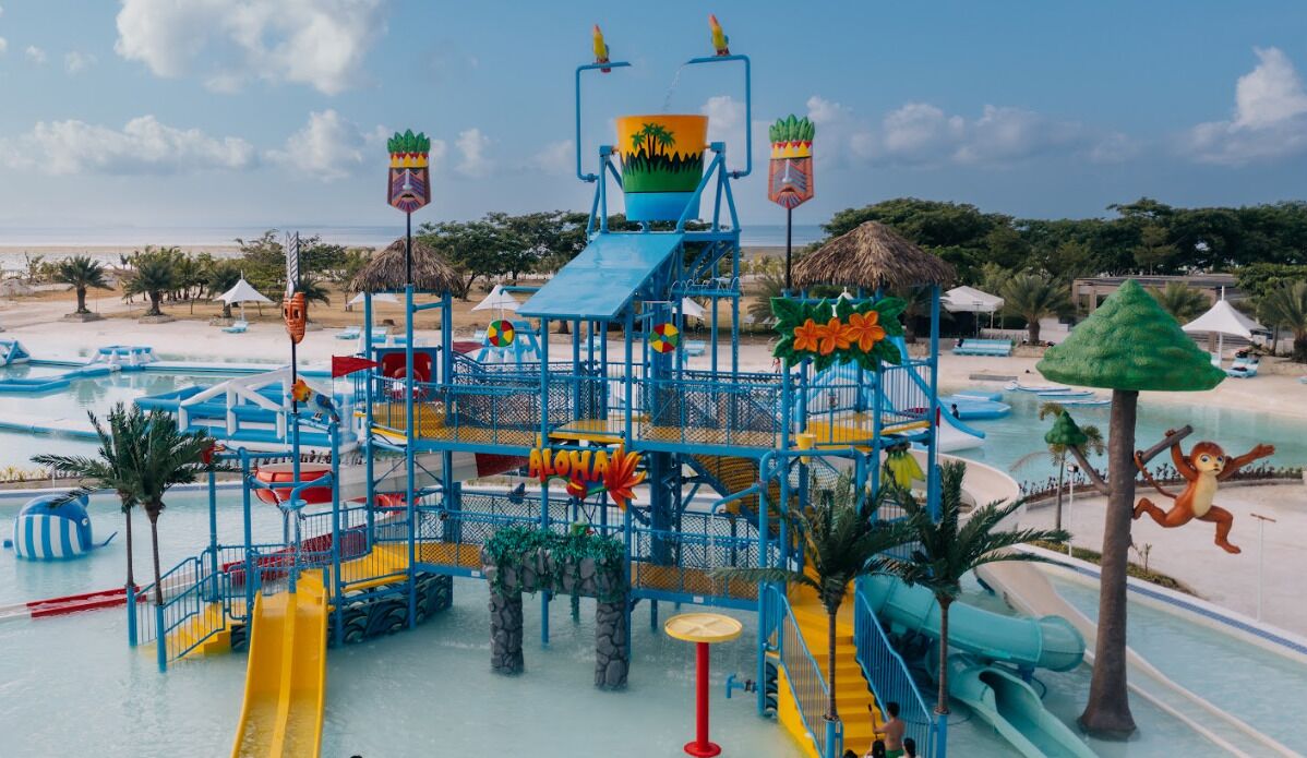 Outdoor pool, free cabanas, pool umbrellas