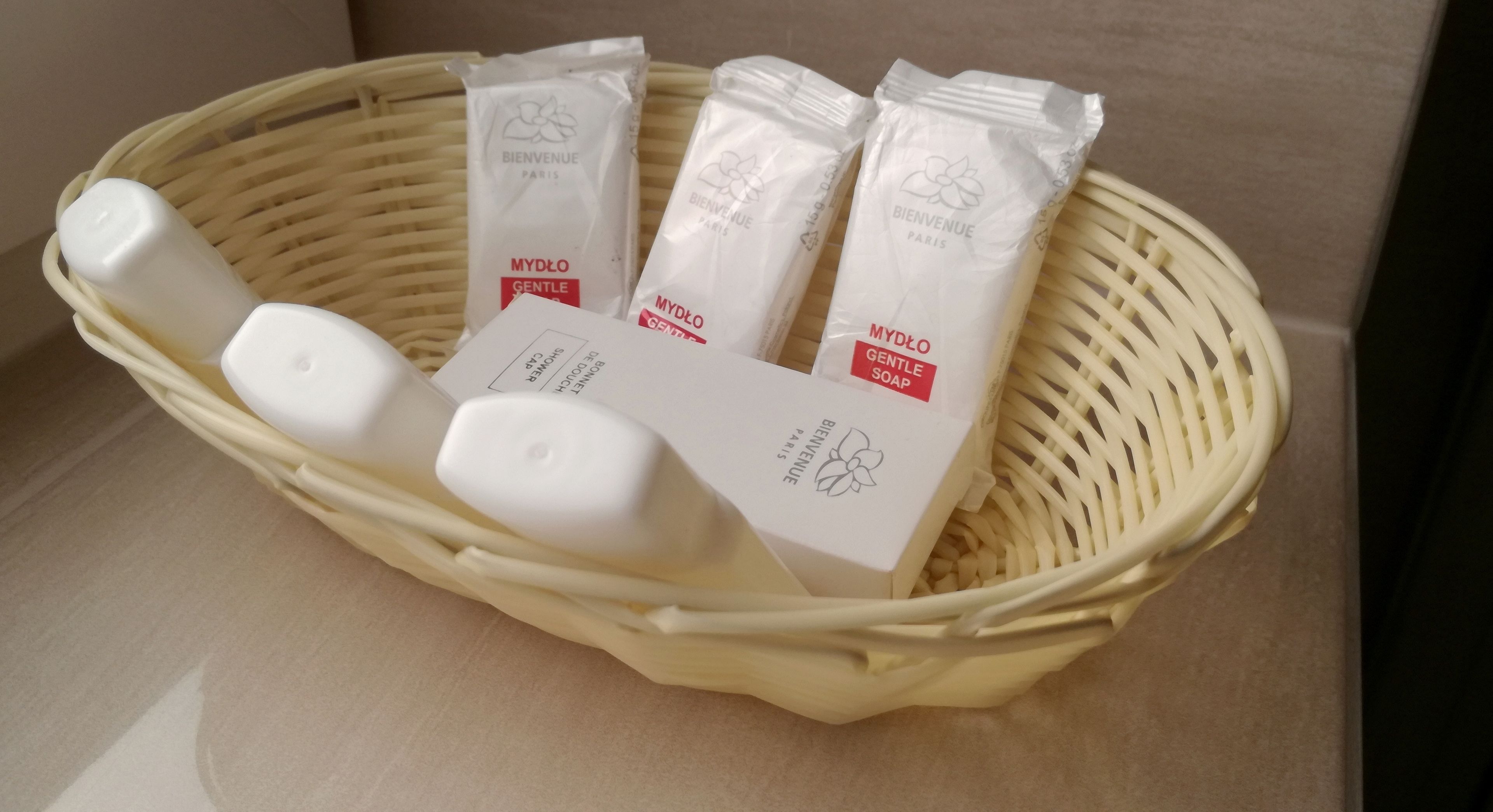 family suite, 2 bedrooms, kitchenette, ground floor | bathroom | shower, free toiletries, hair dryer, towels