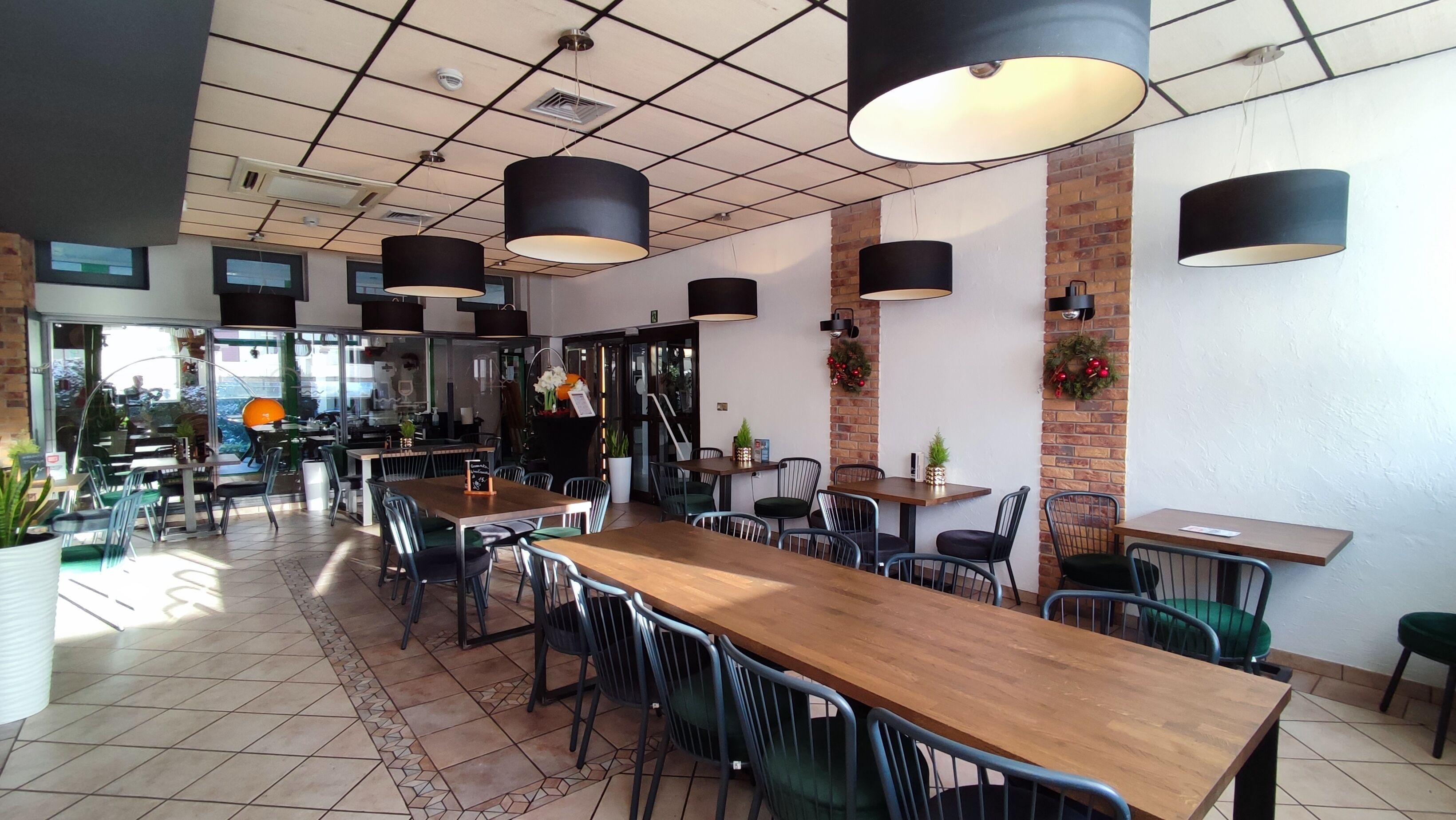 Breakfast, lunch, dinner served; garden views