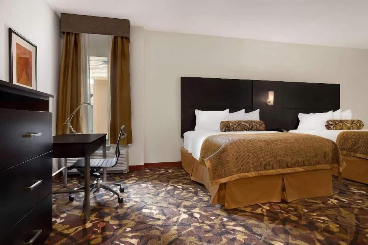 Bureau, rideaux occultants, fer et planche Ă repasser