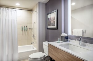 Un baño moderno con ducha, inodoro y lavabo.