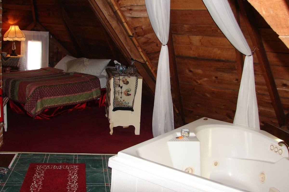 Comfort Suite, 1 Queen Bed, Jetted Tub | In-room safe, free WiFi