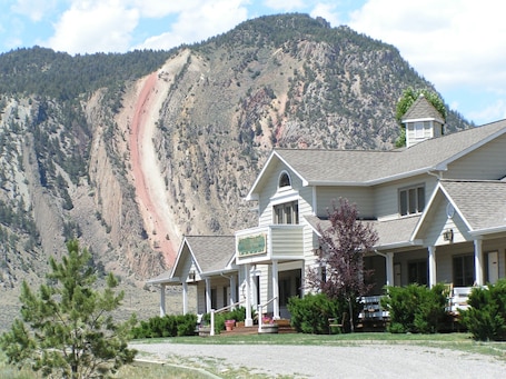 Fachada de la propiedad. Yellowstone Basin Inn
