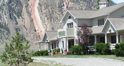 Yellowstone Basin Inn