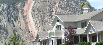 Yellowstone Basin Inn