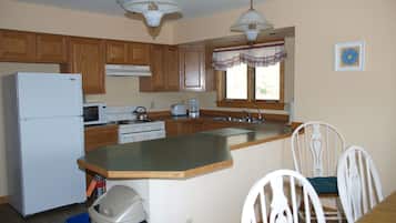 Suite, Private Bathroom (Cottage Suite) | Iron/ironing board, free WiFi, bed sheets, alarm clocks