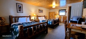 Room, Private Bathroom (Big Sky Room) | Iron/ironing board, free WiFi, bed sheets, alarm clocks - Yellowstone Basin Inn (Gardiner)