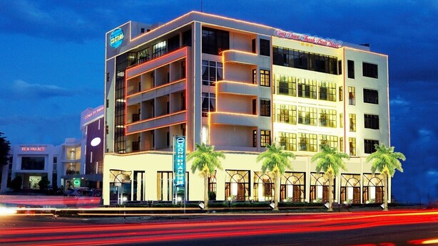 A multi-story hotel with balconies, a sign for 'Sea Palace', and palm trees in front. - Thanh Binh Trade Union Hotel (Da Nang)