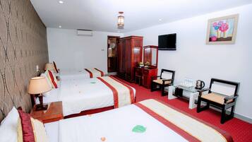 Family Room | Minibar, desk, free WiFi