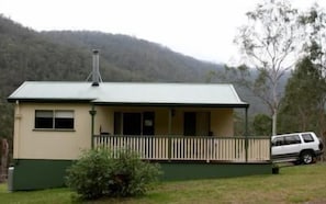 A single-story building with a green roof and a porch. - Goomburra Forest Retreat (Goomburra)