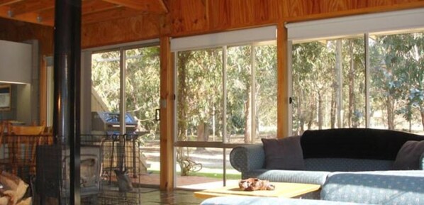 客房 | 起居區 | 平面電視、壁爐、 DVD 播放機