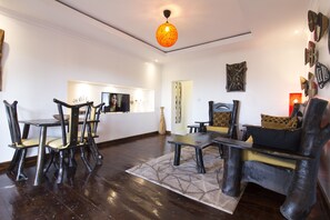 Family Apartment, 1 King Bed, Hill View | Living area