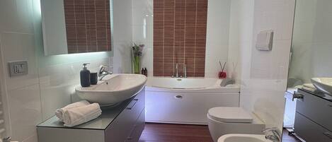 Suite, 2 camere da letto, idromassaggio (terrace, 2 bathrooms) | Bagno | Doccia, asciugacapelli, bidet, asciugamani