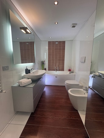 Suite, 2 slaapkamers, bubbelbad (terrace, 2 bathrooms) | Badkamer | Een douche, een haardroger, een bidet, handdoeken. Hotel Residence Aurora
