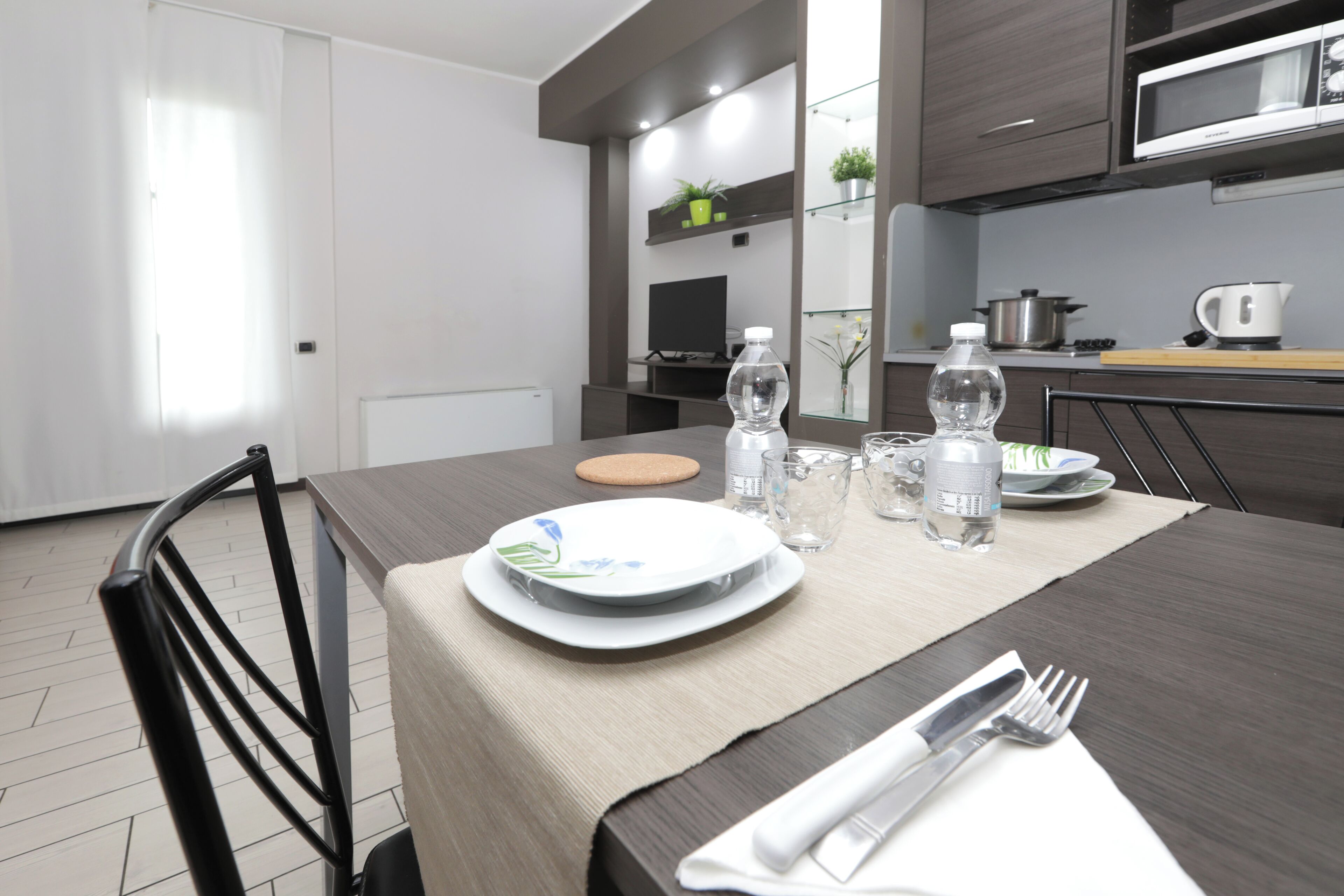 Apartamento Deluxe, balcón, vistas al jardín | Cocina privada | Frigorífico grande, microondas, placa de cocina y hervidor eléctrico