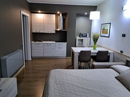Apartamento, 1 quarto, no piso térreo (2 adults) | Cozinha privada | Geladeira grande, micro-ondas, cooktop, chaleira elétrica