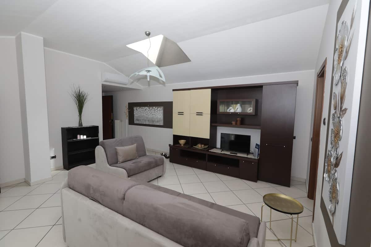 Royal appartement | Woonruimte | Een lcd-televisie