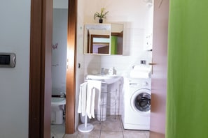 Apartament reial | Bany | Dutxa, assecador de cabells, bidet i tovalloles