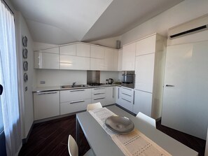 Suite, 2 dormitoris, banyera d'hidromassatge (terrace, 2 bathrooms) | Cuina privada | Frigorífic gran, microones, placa de cuina i bullidora elèctrica 