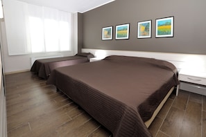 Apartament, 1 dormitori, planta baixa (3 adults) | Cobrellits, habitacions insonoritzades, wifi gratuïta i roba de llit 