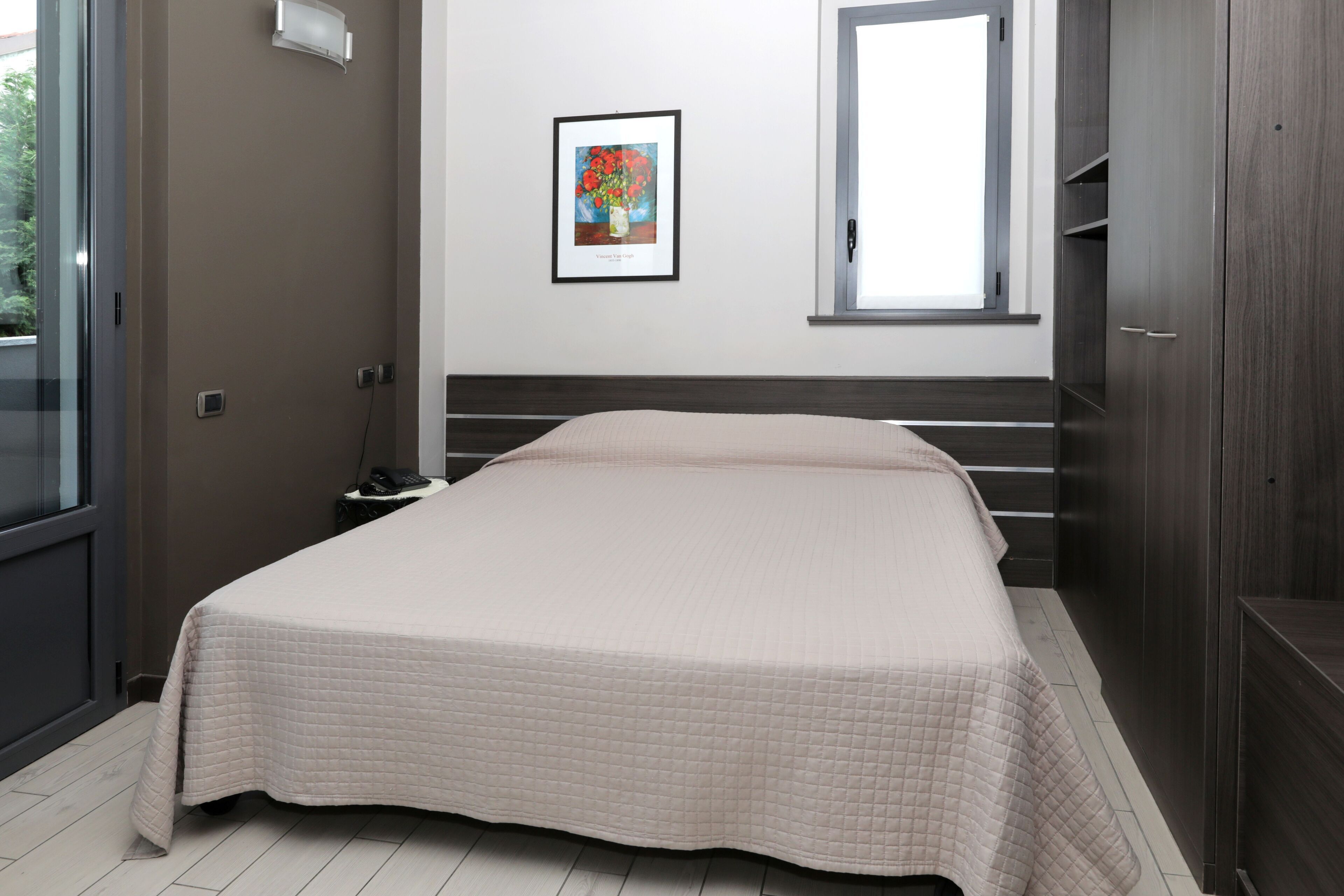 Estudio económico, balcón | Edredón, insonorización, wifi gratis y ropa de cama 