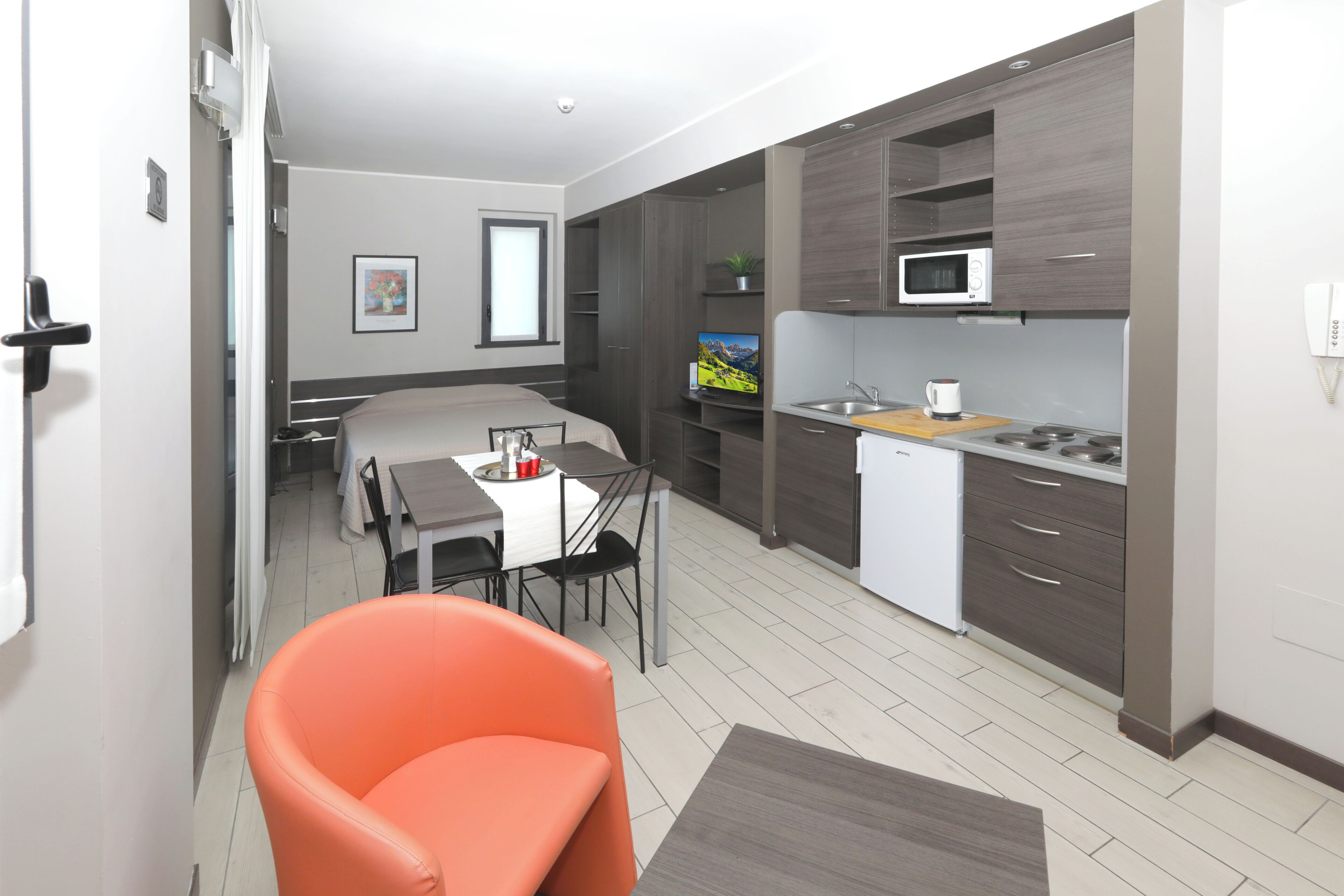 Apartamento clássico | Área de estar | TV LCD