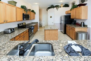 大型冰箱、微波爐、洗碗機、鍋具/餐盤/廚房用品