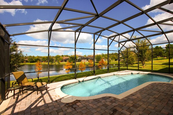 室內游泳池和室外游泳池