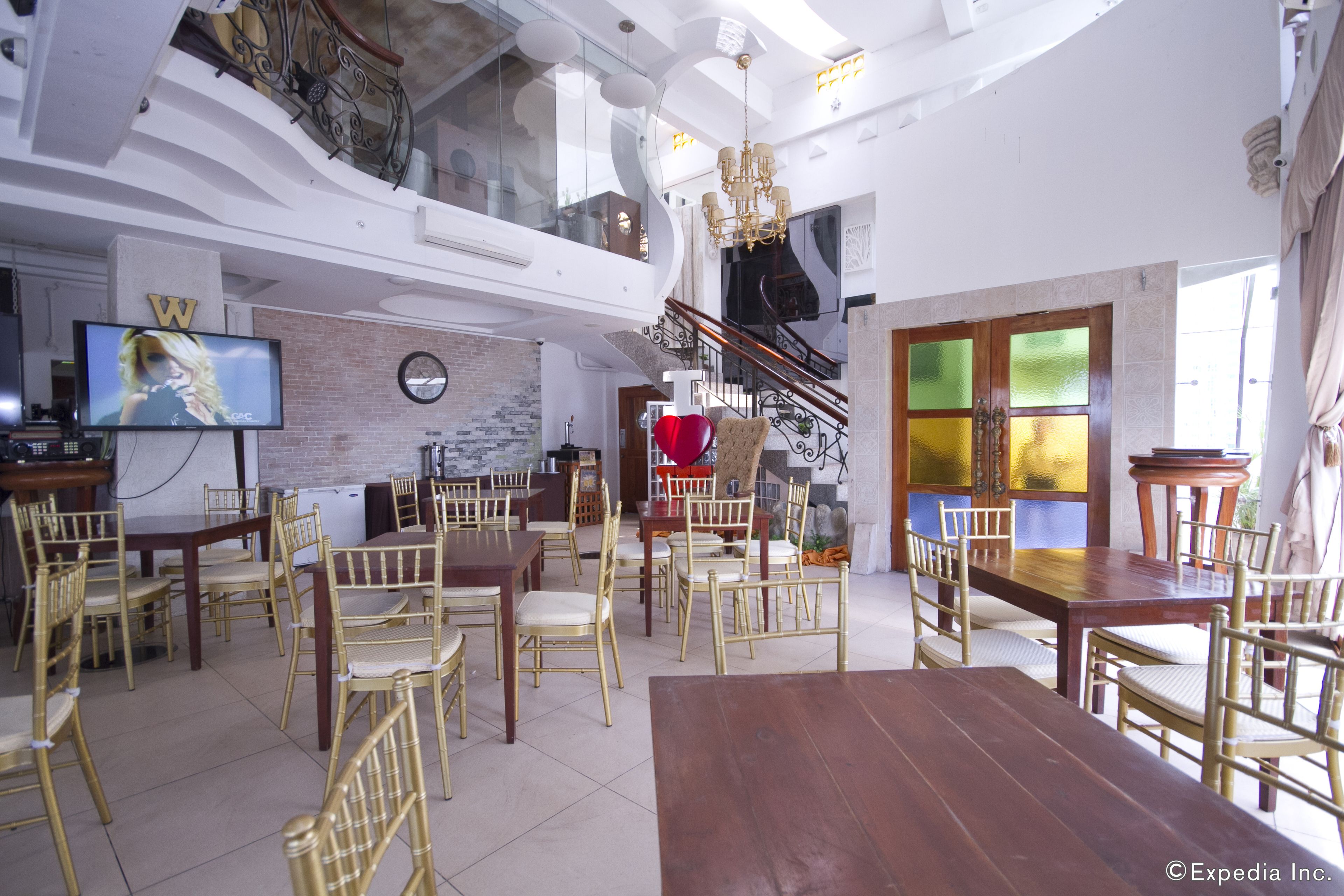 2 restaurants, breakfast, lunch, dinner served; Filipino cuisine 