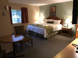 Deluxe Room, 1 King Bed (Single Jetted Tub) | Free WiFi, bed sheets, wheelchair access - Colonial Resort-1000 Islands (Gananoque)