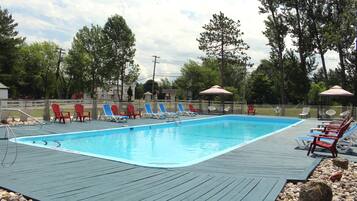 Piscina coperta, piscina stagionale all'aperto