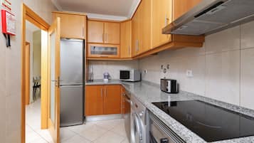 Refrigerador con freezer, microondas, horno, placa de cocina