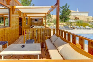 Bar junto a la piscina