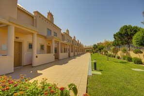 Vista frontal de la propiedad