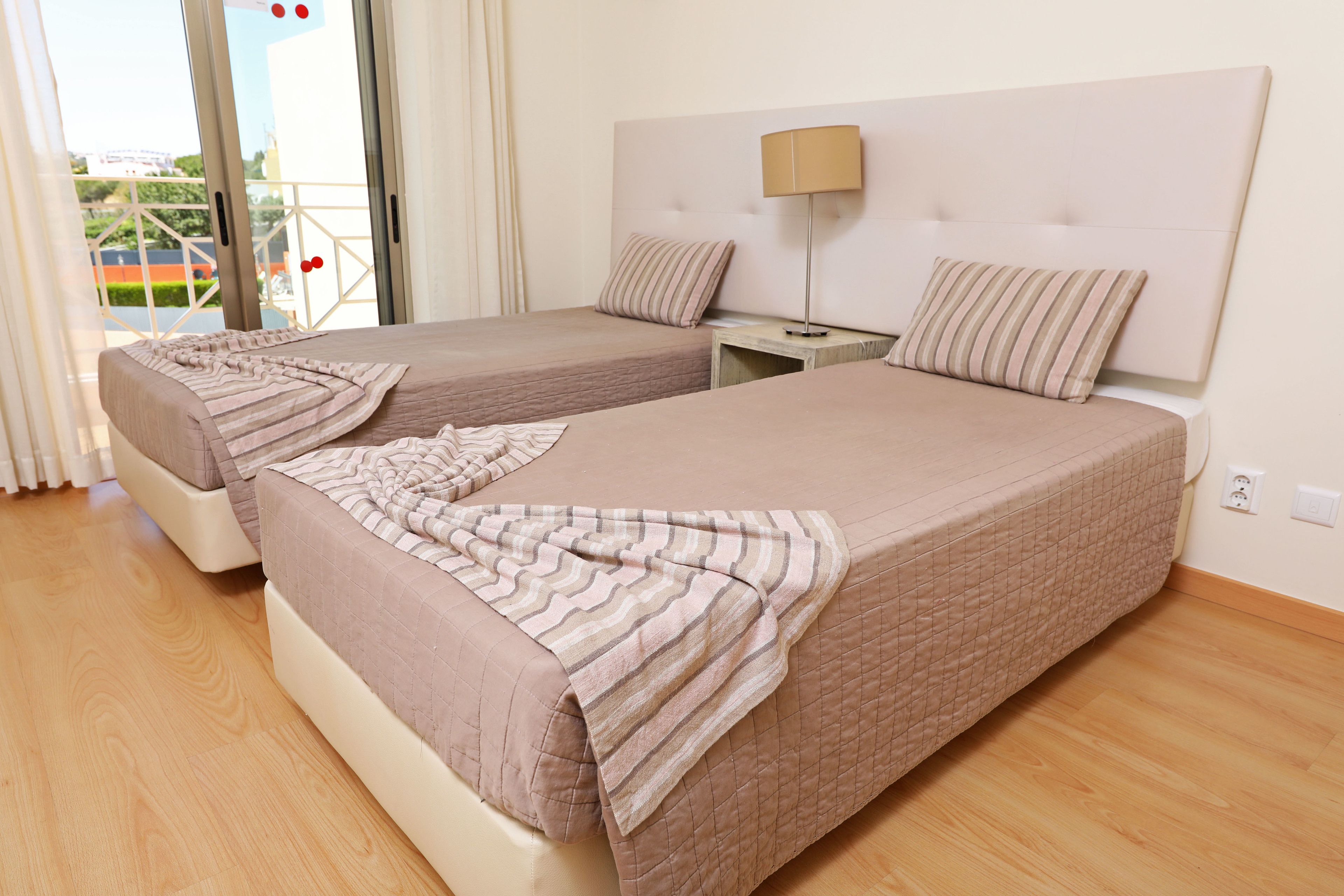 2 عدّة غرف نوم وخزنة داخل الغرفة ومساحة عمل للكمبيوتر المحمول