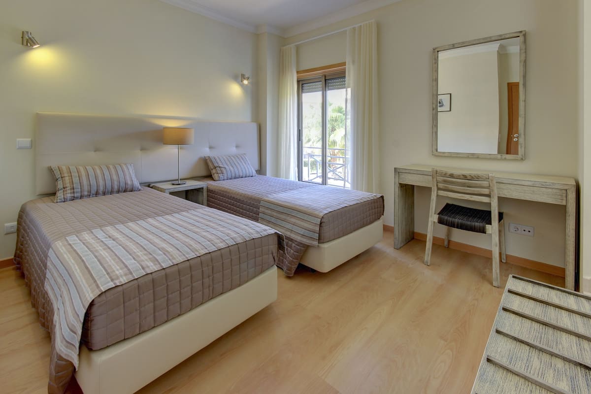 2 bedrooms, in-room safe, laptop workspace, blackout drapes