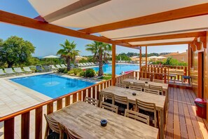 Swim-up bar