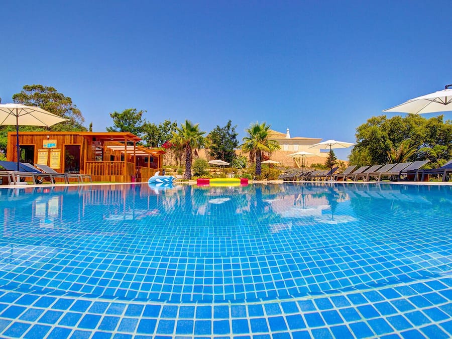 Hồ bơi ngoài trời