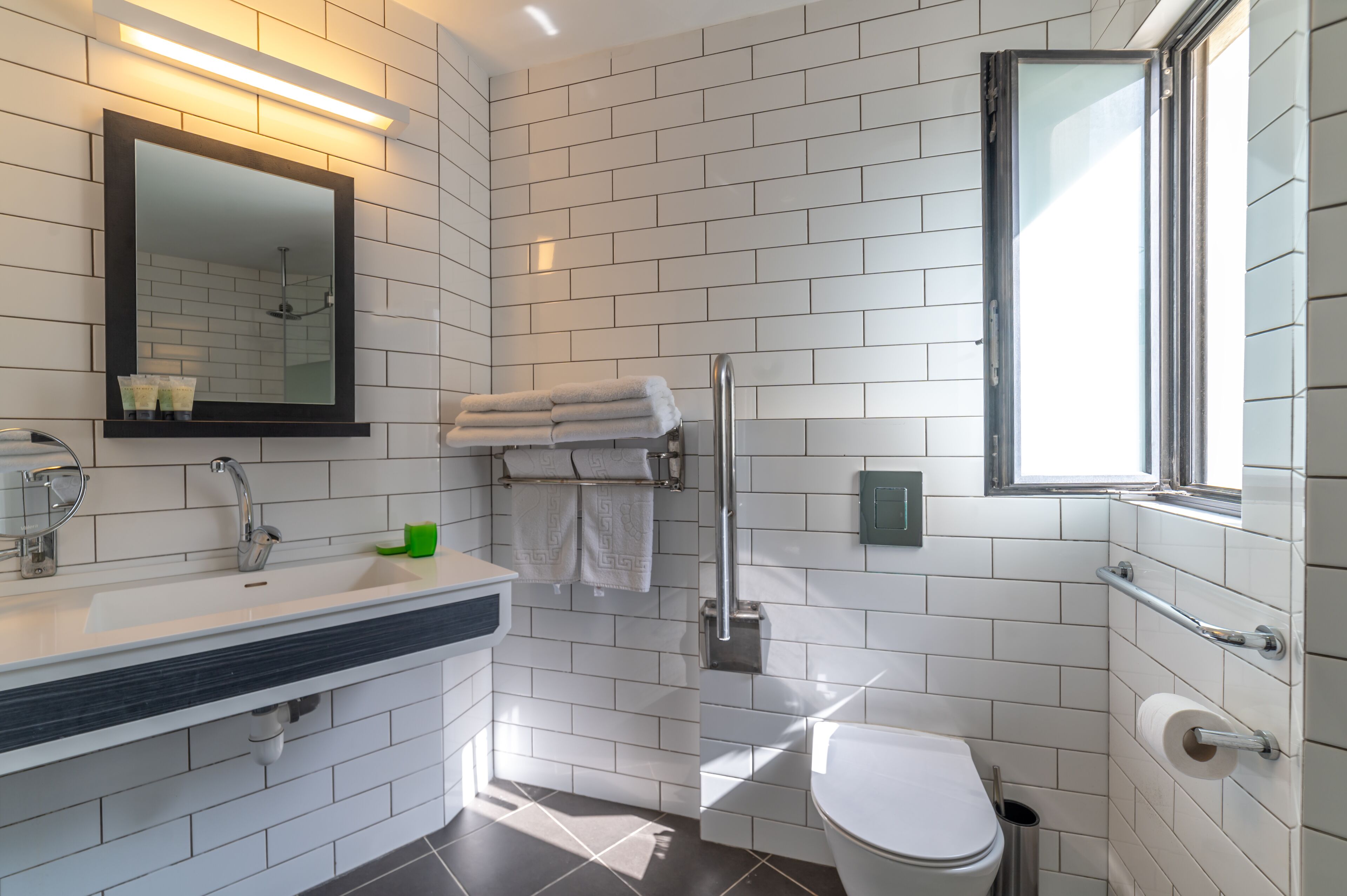 Estúdio superior (Upper Floor) | Banheiro | Chuveiro, chuveiro com efeito de chuva, produtos de toalete grátis 