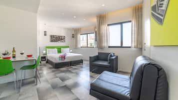 Studio Superior (Upper Floor) | Két bảo mật tại phòng, bàn, màn/rèm cản sáng, phòng cách âm