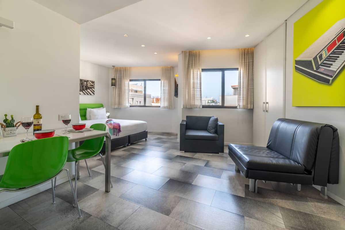Studio Superior (Upper Floor) | Värdeförvaringsskåp på rummet, skrivbord och mörkläggningsgardiner