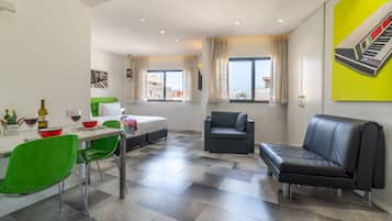 Superior-Studio (Upper Floor) | Zimmersafe, Schreibtisch, Verdunkelungsvorhänge, schallisolierte Zimmer