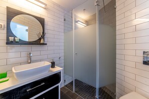 Studio | Bathroom | Shower, rainfall showerhead, free toiletries, hair dryer - 130 Rock Apartments (Tel Aviv)