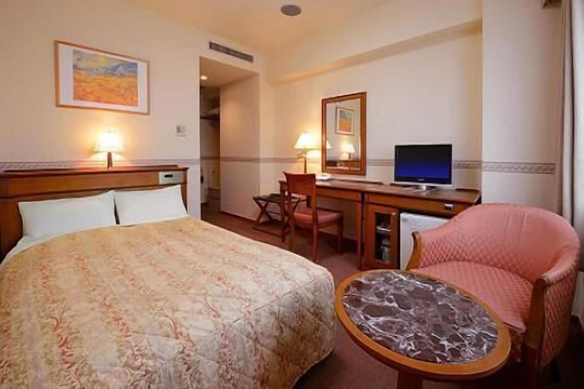 Standard Single Room, 1 Twin Bed, Non Smoking | In-room safe, desk, laptop workspace, iron/ironing board